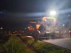 Se toarnă covor asfaltic nou pe tronsonul Păltinoasa - Gura Humorului de pe DN 17