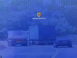 Șofer de camion, prins în timp ce depășea un tir în curbă și pe linie continuă